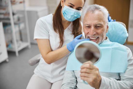 Prothèse dentaire fixe sur implant: déroulement de la pose